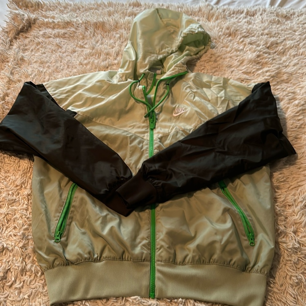 Nike Men’s Sportswear Windrunner Jacket, size S.